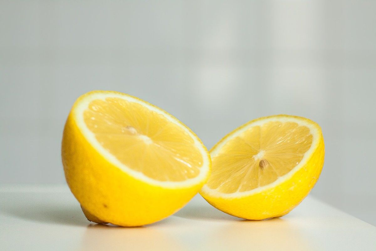 Вичавлені лимони здатні зробити посуд ароматним і блискучим. Простий і доступний лайфхак.