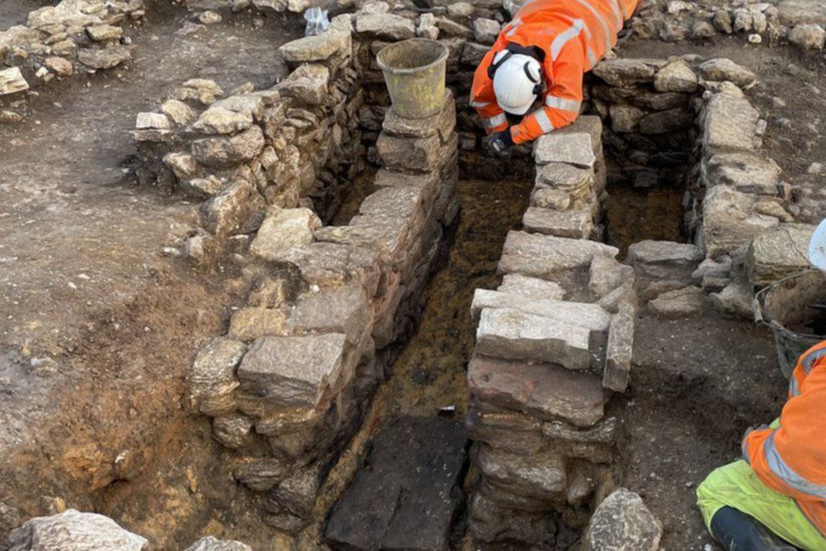 В Англії розкопки перед роботами виявили римське поселення, а також знахідки неоліту та бронзового століття. Укладальники кабелю виявили артефакти, яким 6000 років.