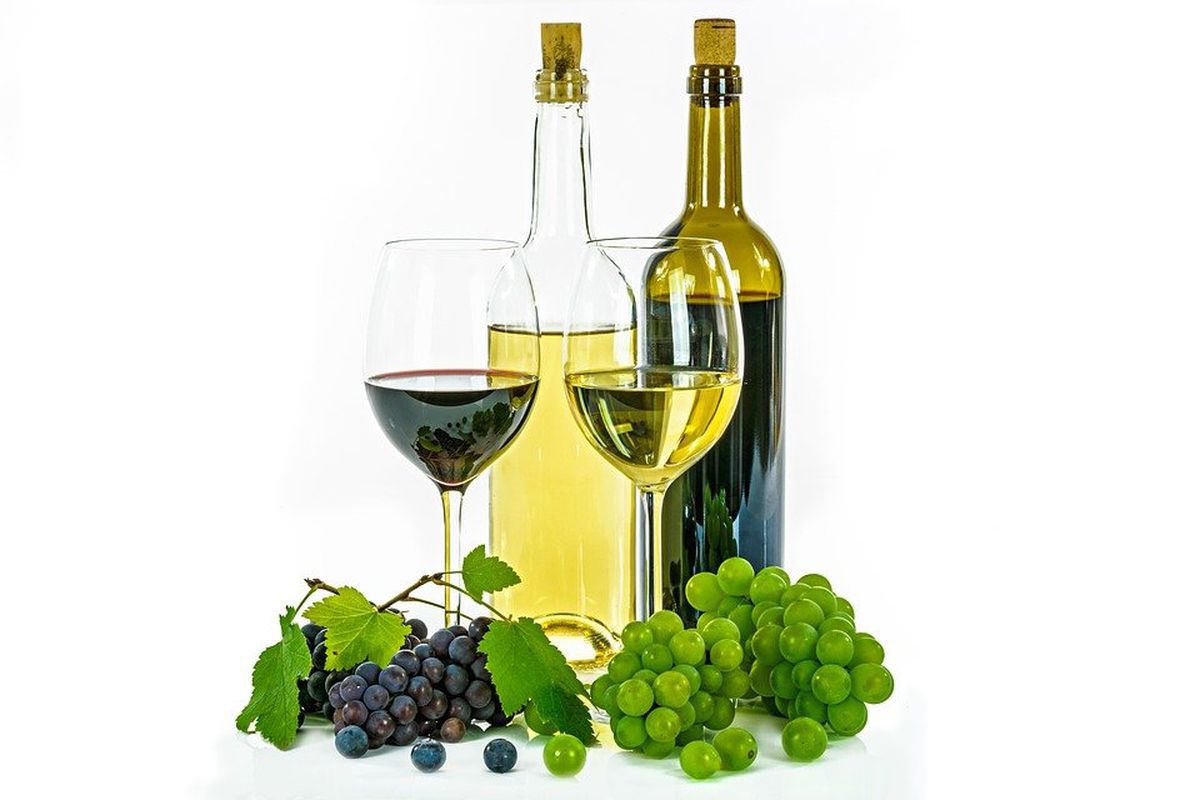 Чи можна отруїтися вином, яке довго стояло відкритим. Яке вино не можна вживати.