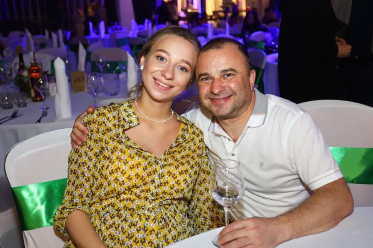 55-річний Віктор Павлік і його 27-річна дружина стали батьками. Катерина Репяхова народила співаку сина.