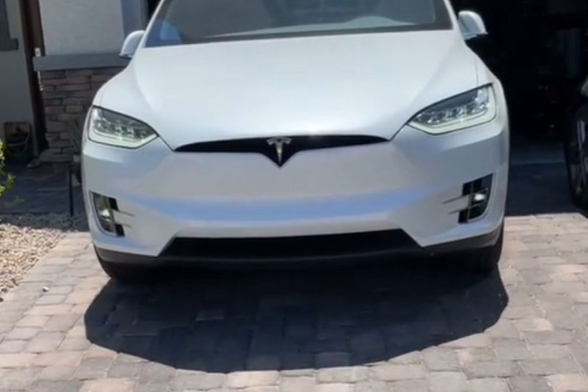 Мати показала на відео, як її десятимісячний малюк витратив 10 тисяч доларів на оновлення авто від Tesla. Але деякі глядачі їй не вірять.