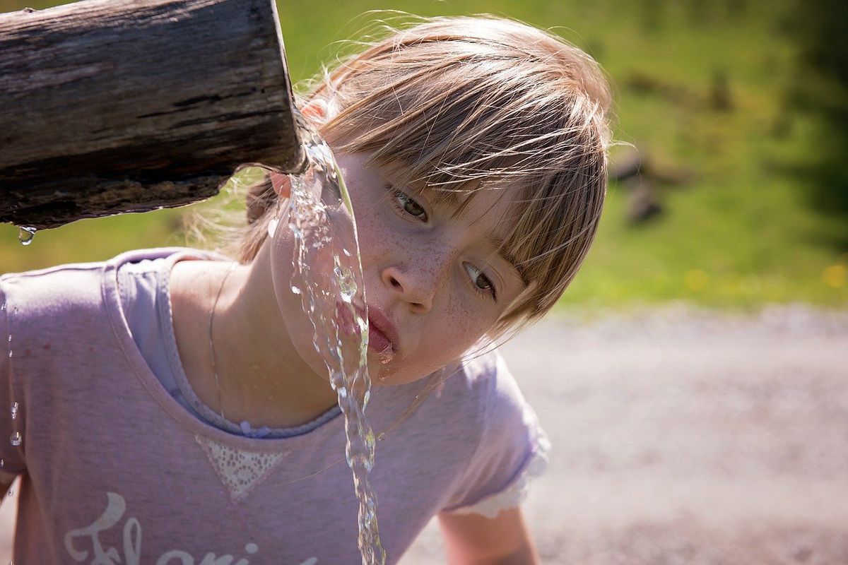 Яку кількість води потрібно пити дітям влітку — рекомендації фахівців. Як уникнути ризику зневоднення в літню спеку.
