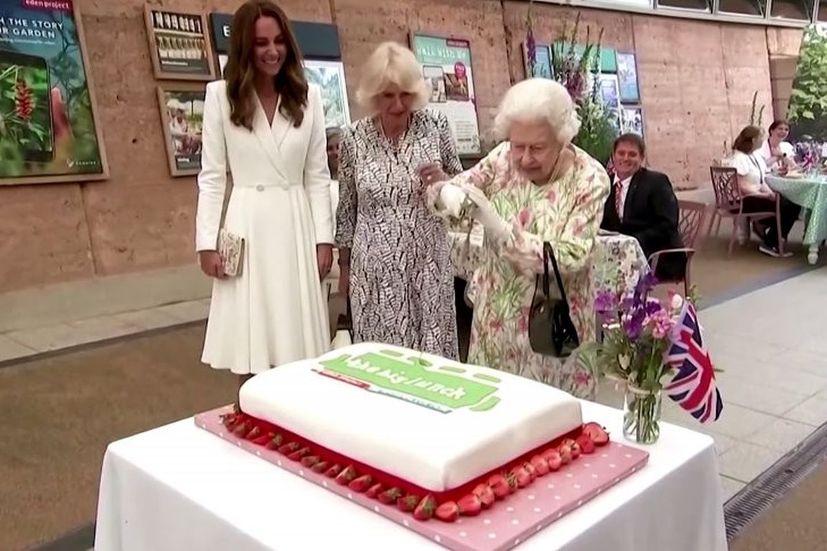 Єлизавета II викликало посмішку у оточуючих розрізавши торт шаблею. Королева Великобританії викликала фурор на саміті "Великої сімки".