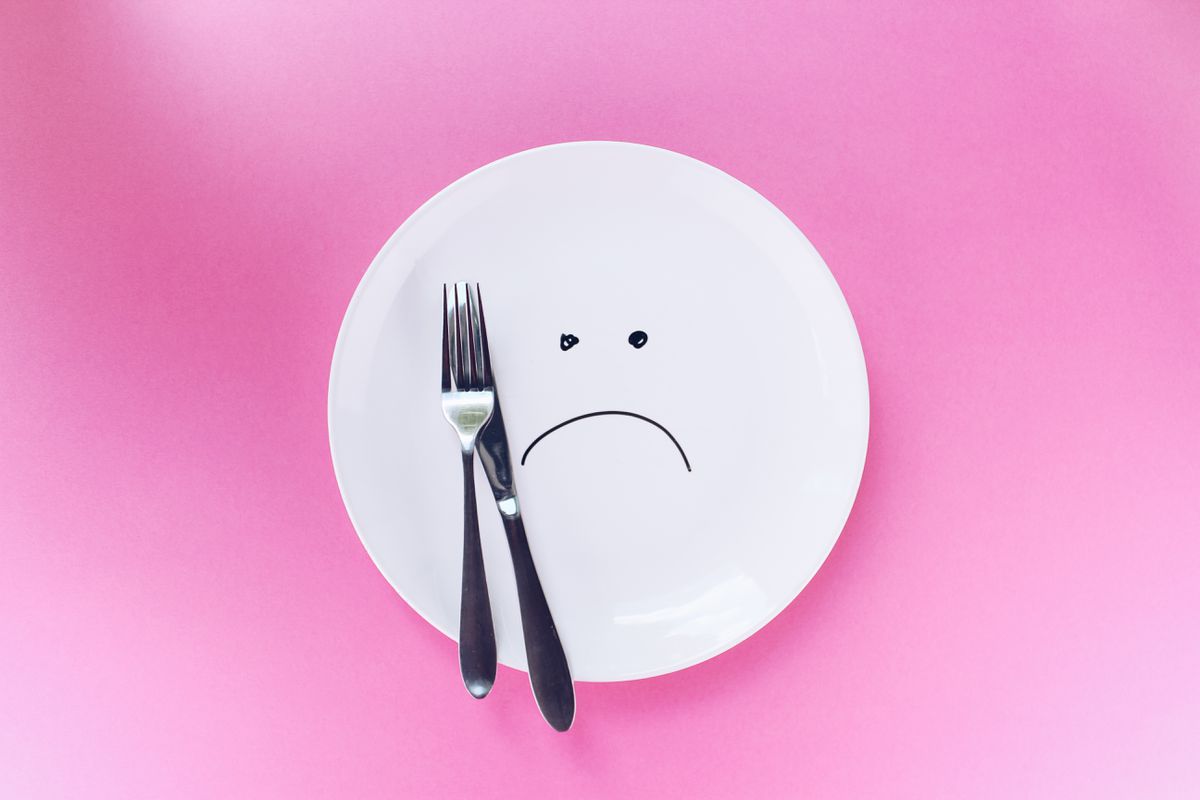 Фахівці довели, що дієта на основі голодування не допоможе швидко втратити вагу. Голодування не сприяє швидшому схудненню.