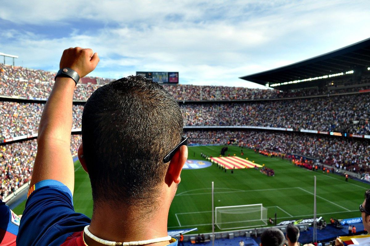 Вчені заявили, що перегляд футболу небезпечний для серця. Емоційний перегляд футбольного матчу може привести до інфаркту.