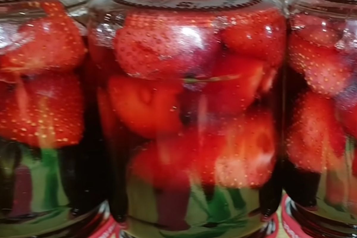Як зварити полуничне варення, не ставлячи ягоди на плиту?. Цей метод працює і з іншими фруктами та ягодами.