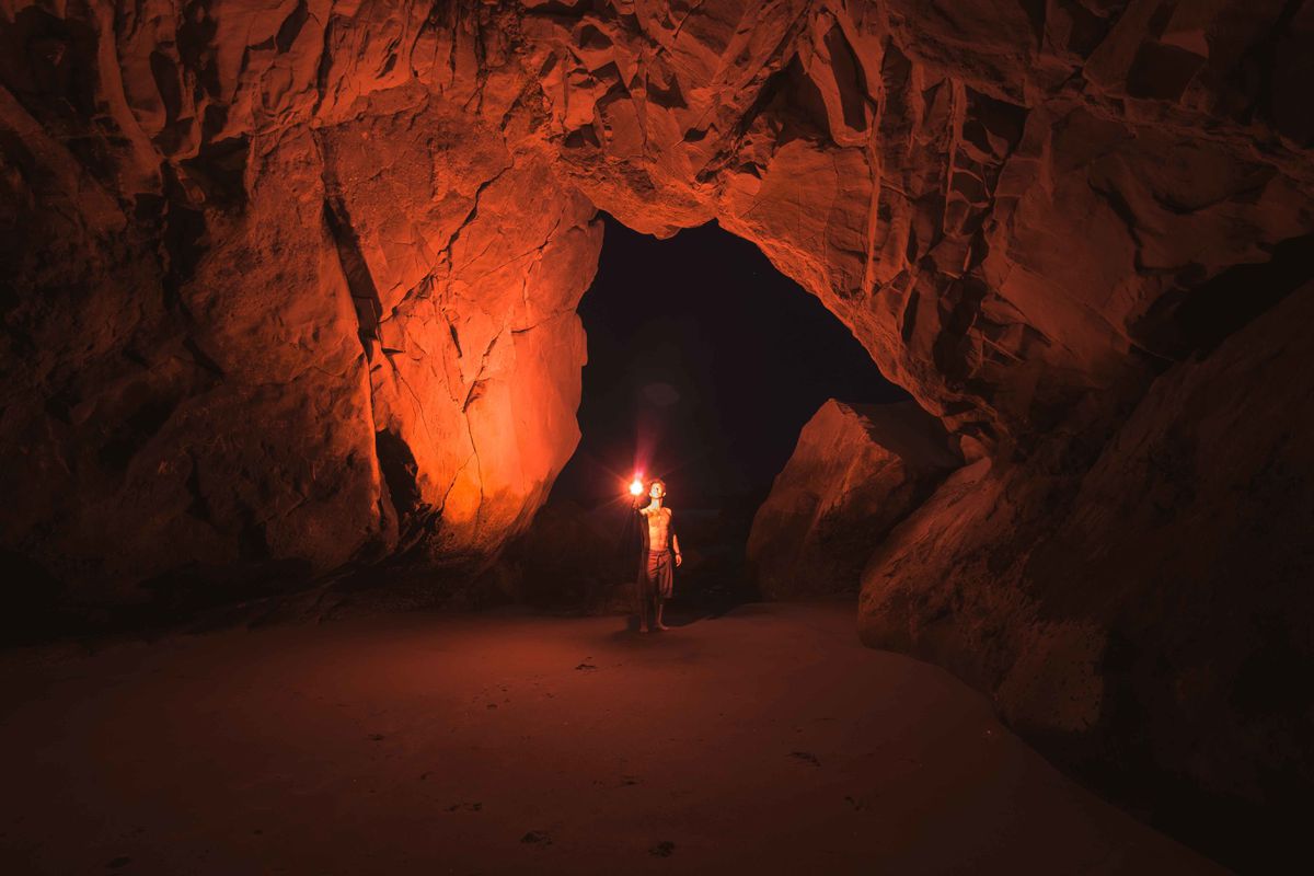 Дослідники відтворили три поширених типи стародавніх методів освітлення печер. Експеримент показав, як наші предки освітлювали печери.