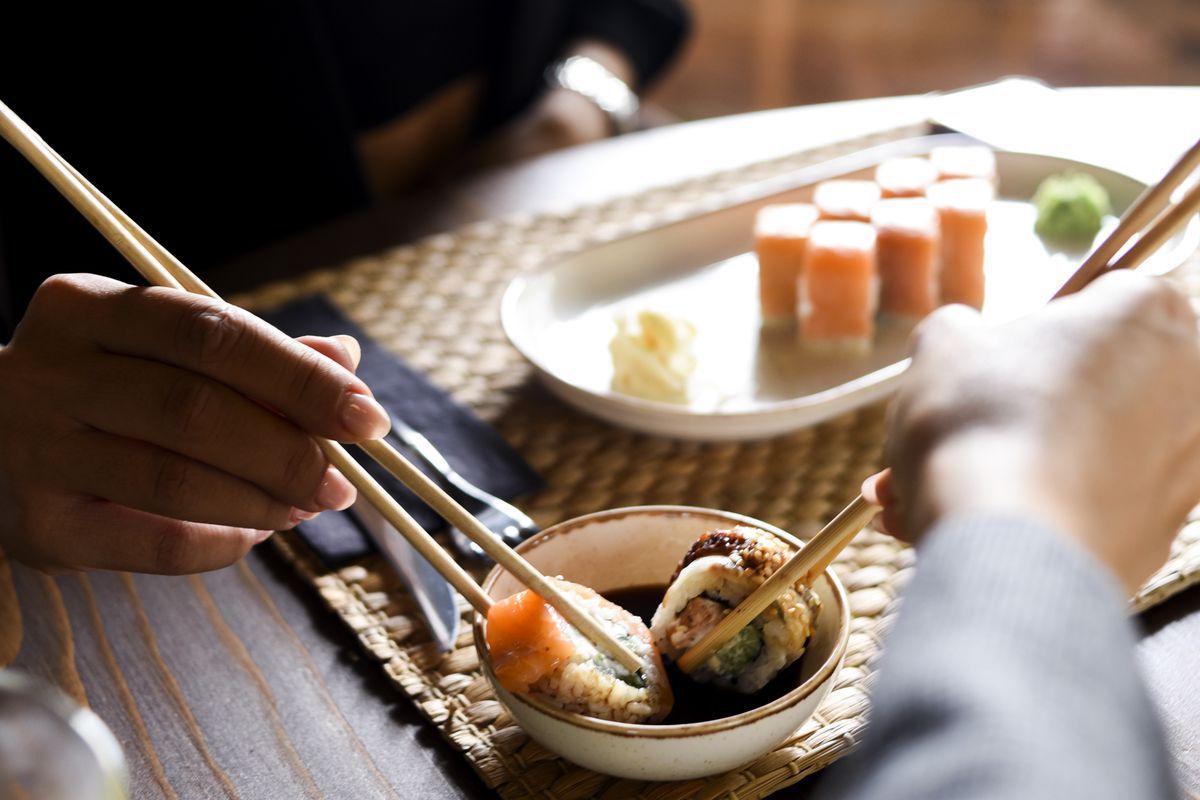 Японка показала, як правильно їсти суші і люди хапаються за серце. Гурмани дізналися, що азіатську страву не можна вмочати в соєвий соус.