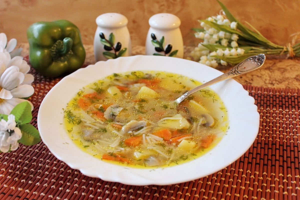 Простий рецепт смачного супу з лісовими грибами. Суп з лісовими грибами є неймовірно смачним та запашним.