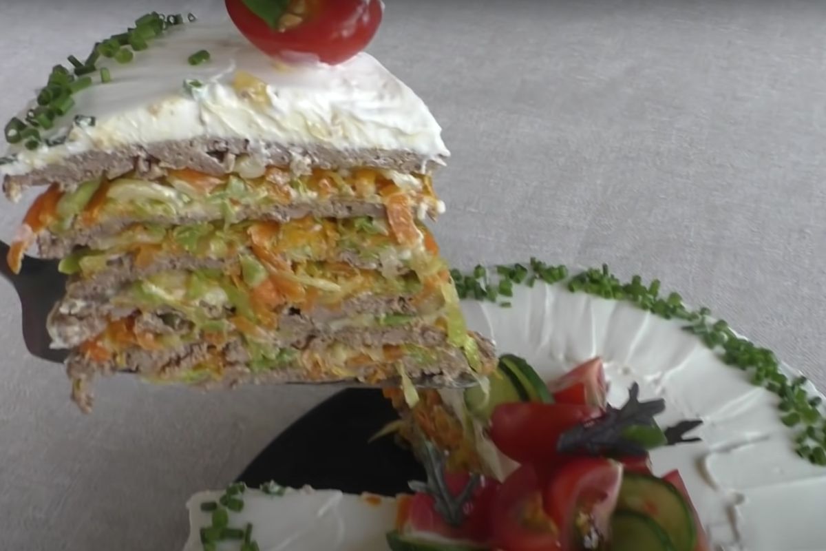 Закусочний печінковий торт з кабачками — байдужих за столом не буде. Торт смачний і красивий!