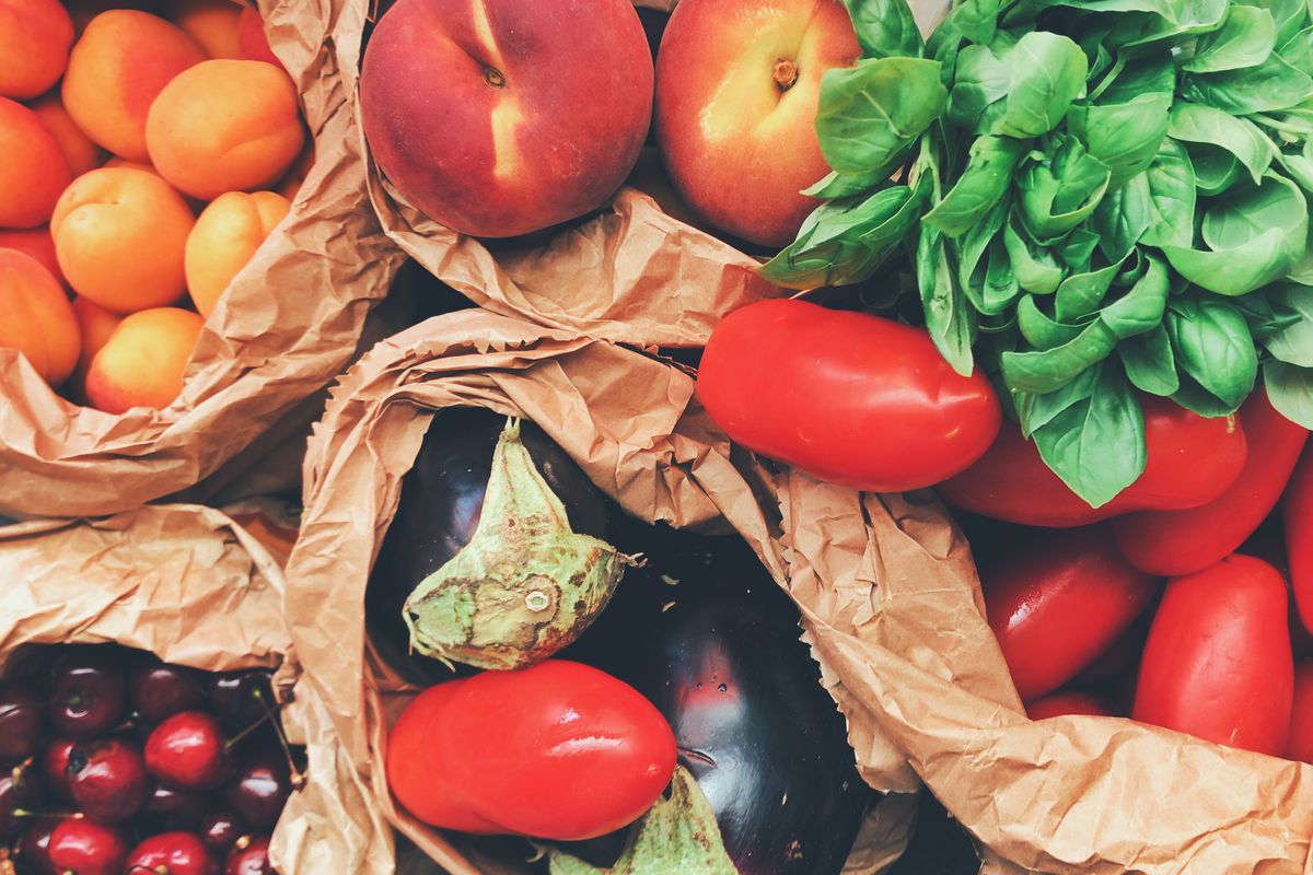 Чому помідори не треба зберігати в холодильнику, та ще кілька слушних порад. Існують способи, які допоможуть зберегти продукти значно довше.
