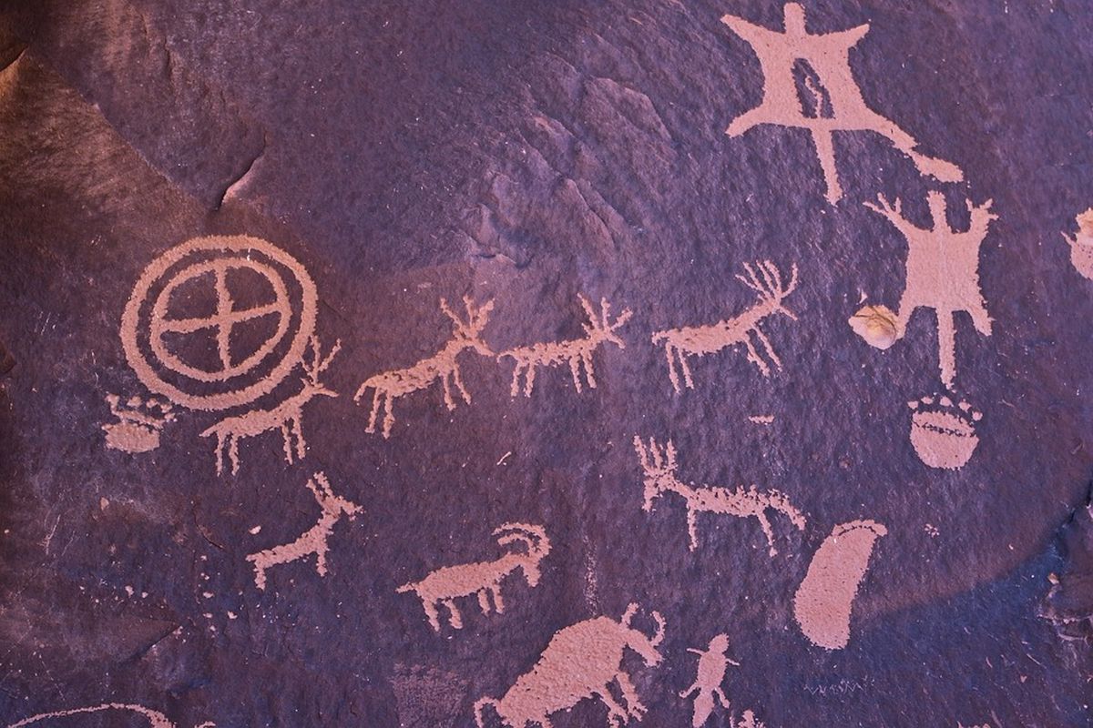 У Лівії знайдена сакральна печера з древніми петрогліфами. На стінах зображені як людські фігури, так і тварини.