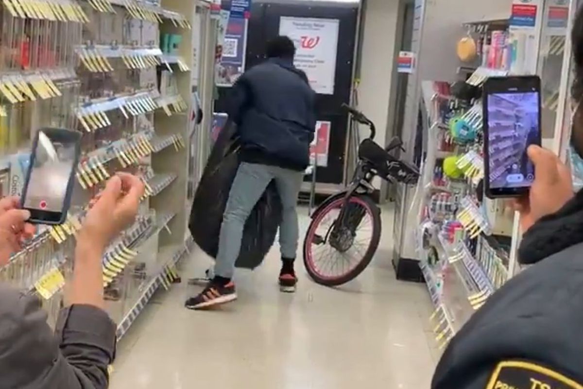 Відео цікавого пограбування магазину у Каліфорнії. Злочинець серед білого дня набрав товарів у супермаркеті.