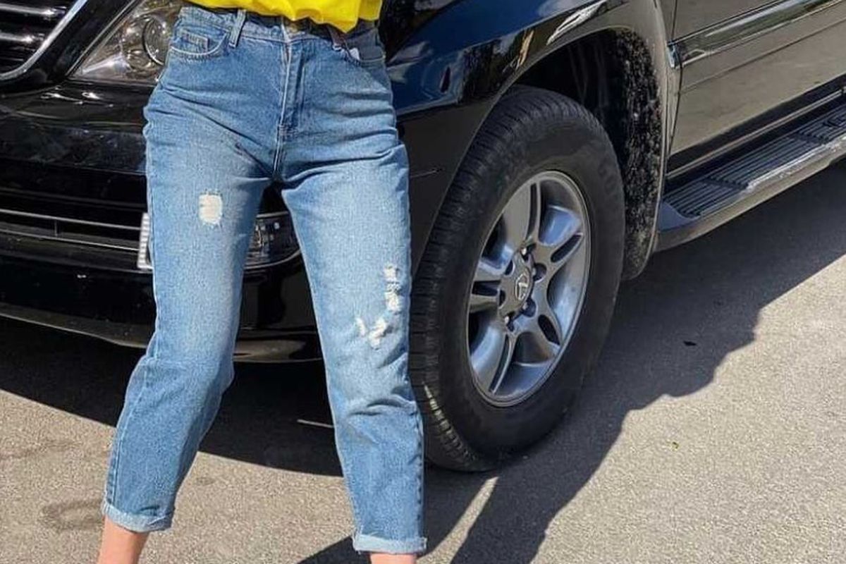 Як правильно підвертати джинси, щоб виглядати стильно — поради від стилістів. Виявляється, що джинси модно підвертати на кілька оборотів.