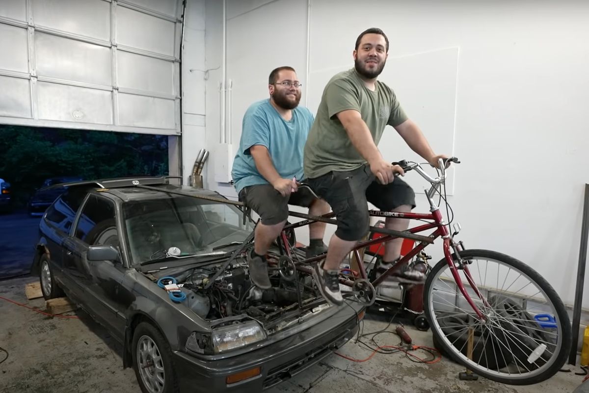 Блогери створили унікальну машину-велосипед, щоб вона поїхала, потрібно крутити педалі, а не натискати на педаль газу і витрачатися на бензин. Краще один раз побачити, ніж сто разів прочитати.
