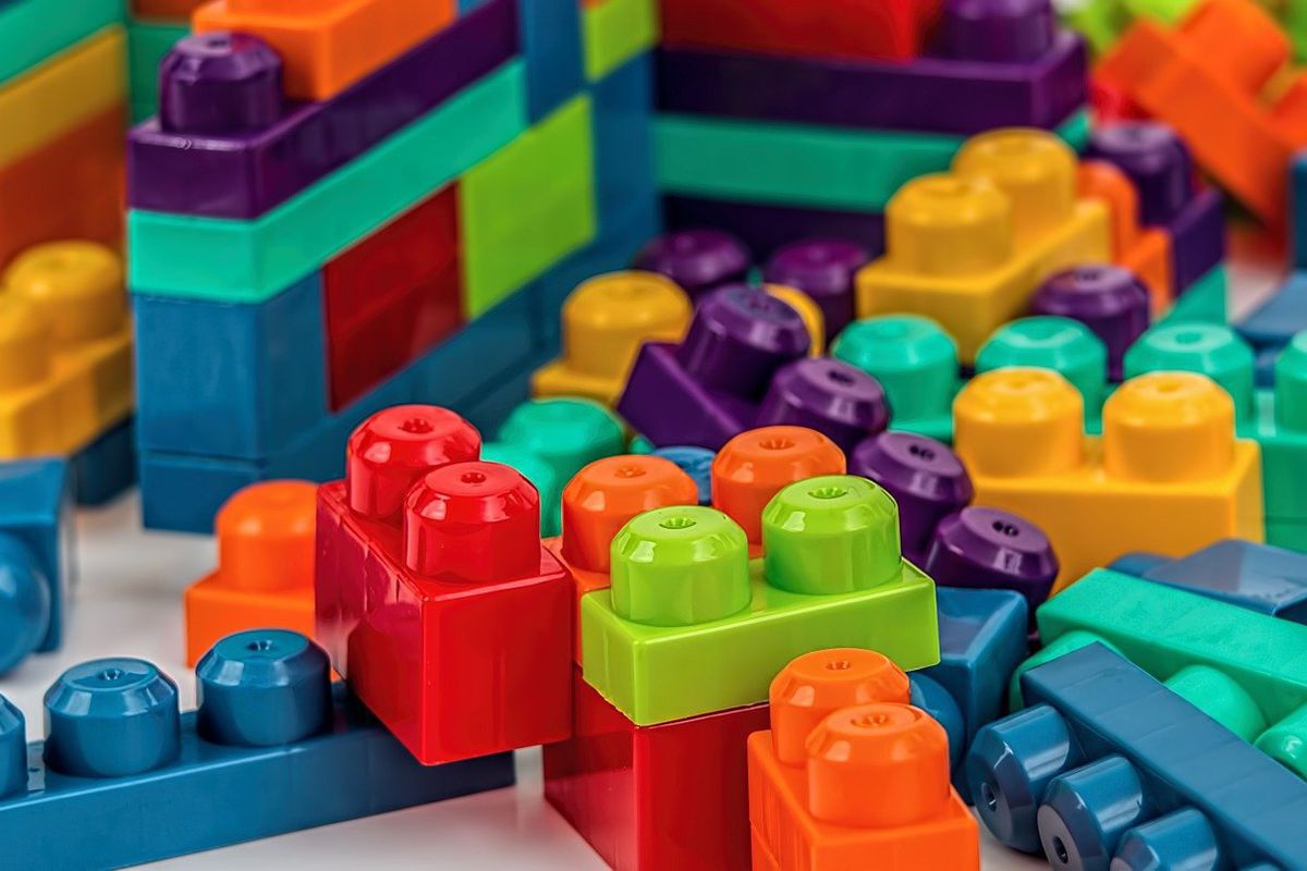 Деталі конструктора Lego почнуть виготовляти з пластикового сміття. Компанія заявила про перехід на екологічне виробництво.