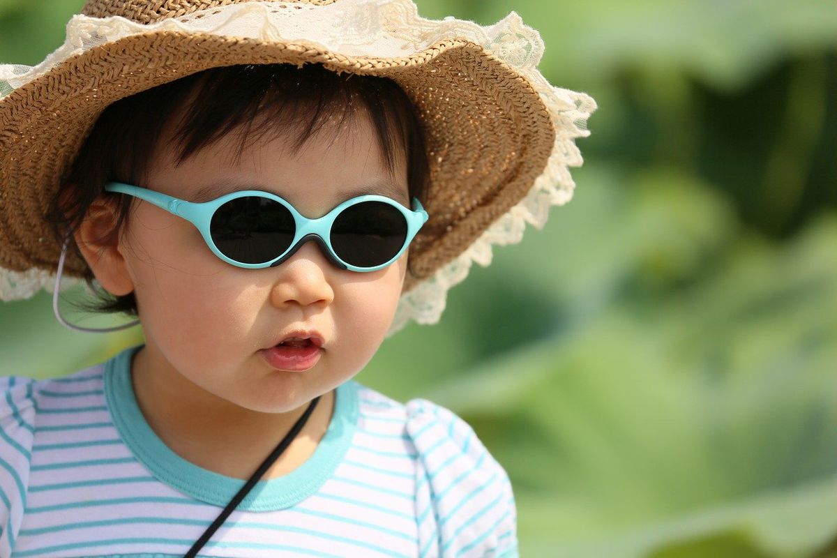 Чому фахівці радять дітям теж носити сонцезахисні окуляри. Діти багато часу проводять на сонці, особливо влітку.