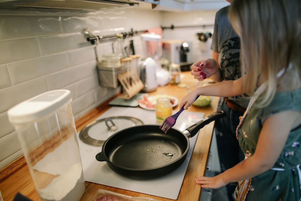 Чому ваша тефлонова сковорідка може швидко зіпсуватися. Тефлонова сковорідка може зіпсуватися з кількох причин.
