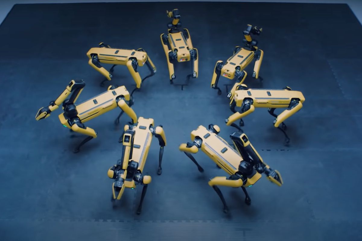 Роботи влаштували гіпнотизуючий танець під пісню групи BTS. У кадрі можна помітити кілька машин, які виконують гіпнотизуючі рухи під трек Im On It.