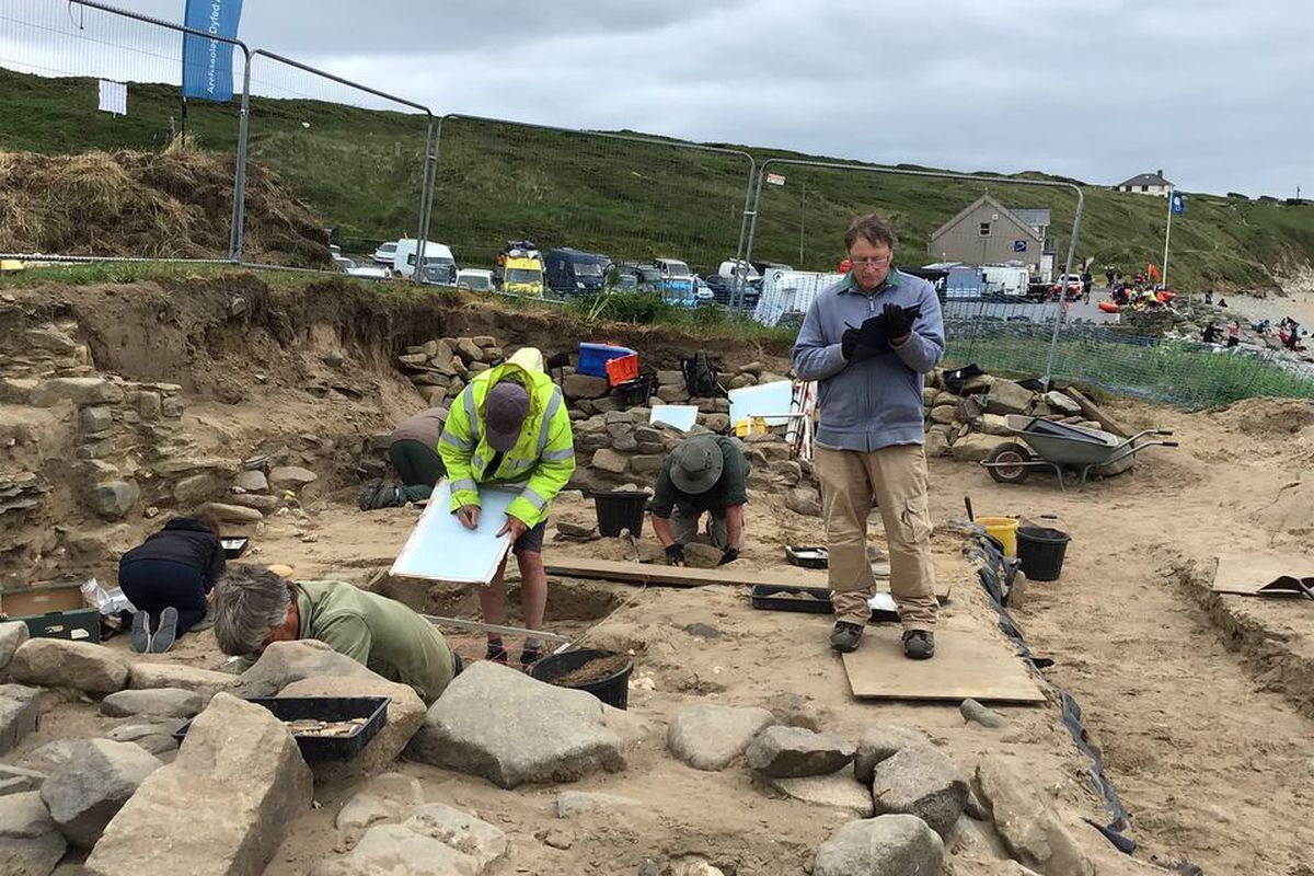 На одному із пляжів Уельсу археологи знайшли кладовище раннього середньовіччя. Першими помітили сліди старовинного поховання місцеві жителі.