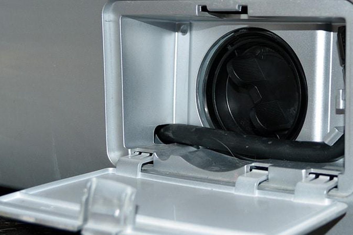 Для чого в пральній машинці маленькі дверцята внизу. Пральні машини періодично ламаються, як і будь-яка інша техніка.