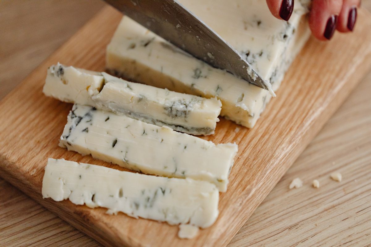Вчені розповіли, як можна худнути за допомогою м'якого сиру. Певні види м'якого сиру можуть сприяти схудненню.