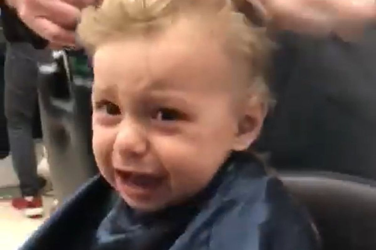 Співробітники перукарні в Італії змогли заспокоїти незадоволеного клієнта і прославилися на весь Інтернет. Співаючі для дитини перукарі потрапили на відео.