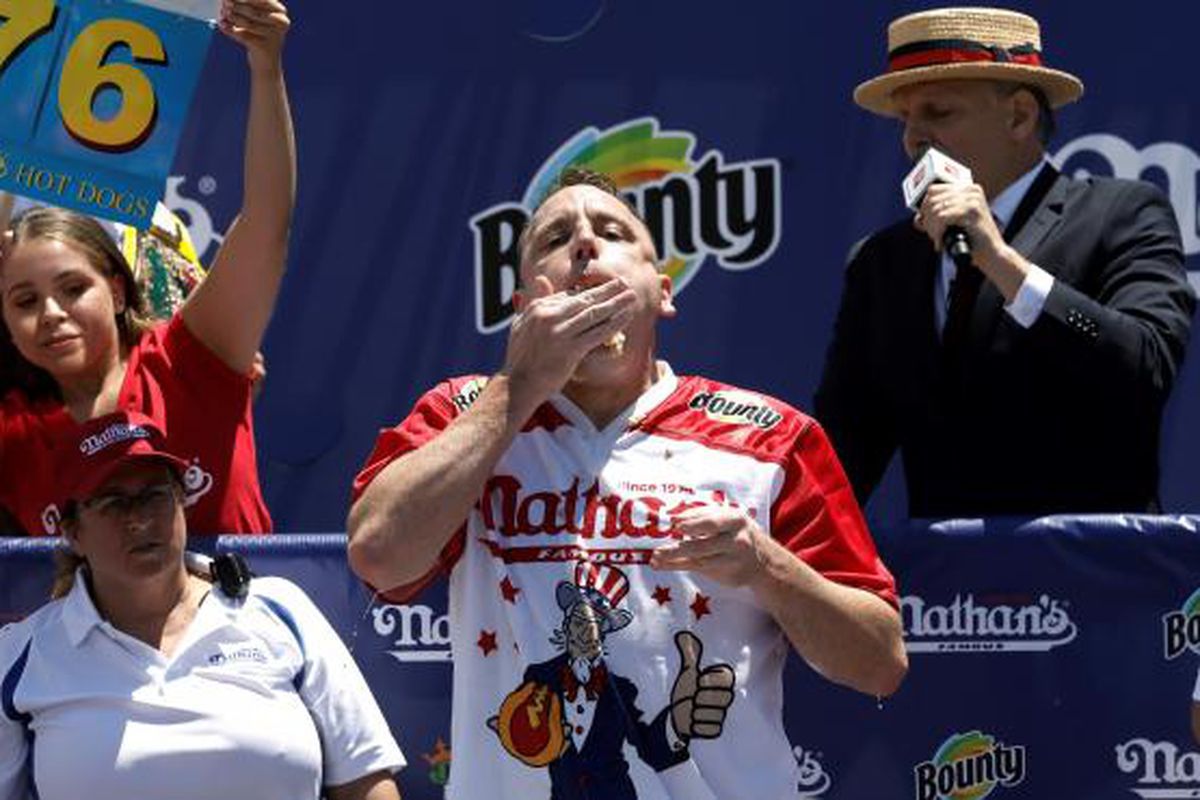 Американець з'їв 76 хот-догів за 10 хвилин і перебив власний світовий рекорд. Конкурс Nathans Famous Hot Dog Eating Contest проводиться щороку в Нью-Йорку в День незалежності США 4 липня.
