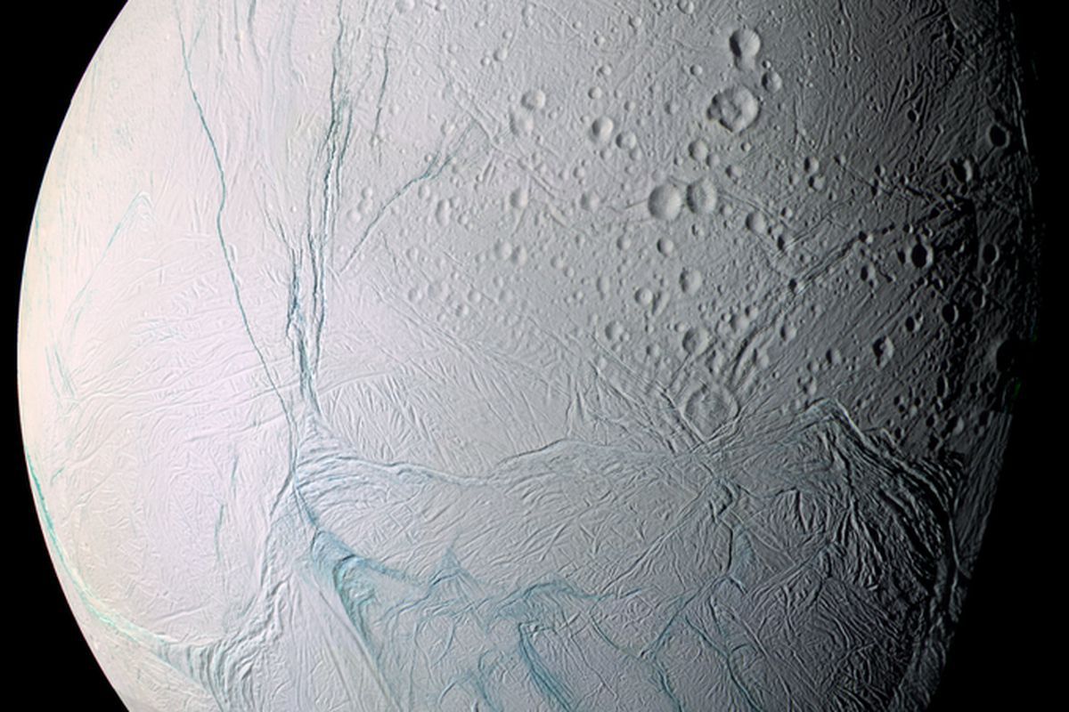 На супутнику Сатурна зонд зафіксував ознаки життя. На Енцеладі виявлений метан.