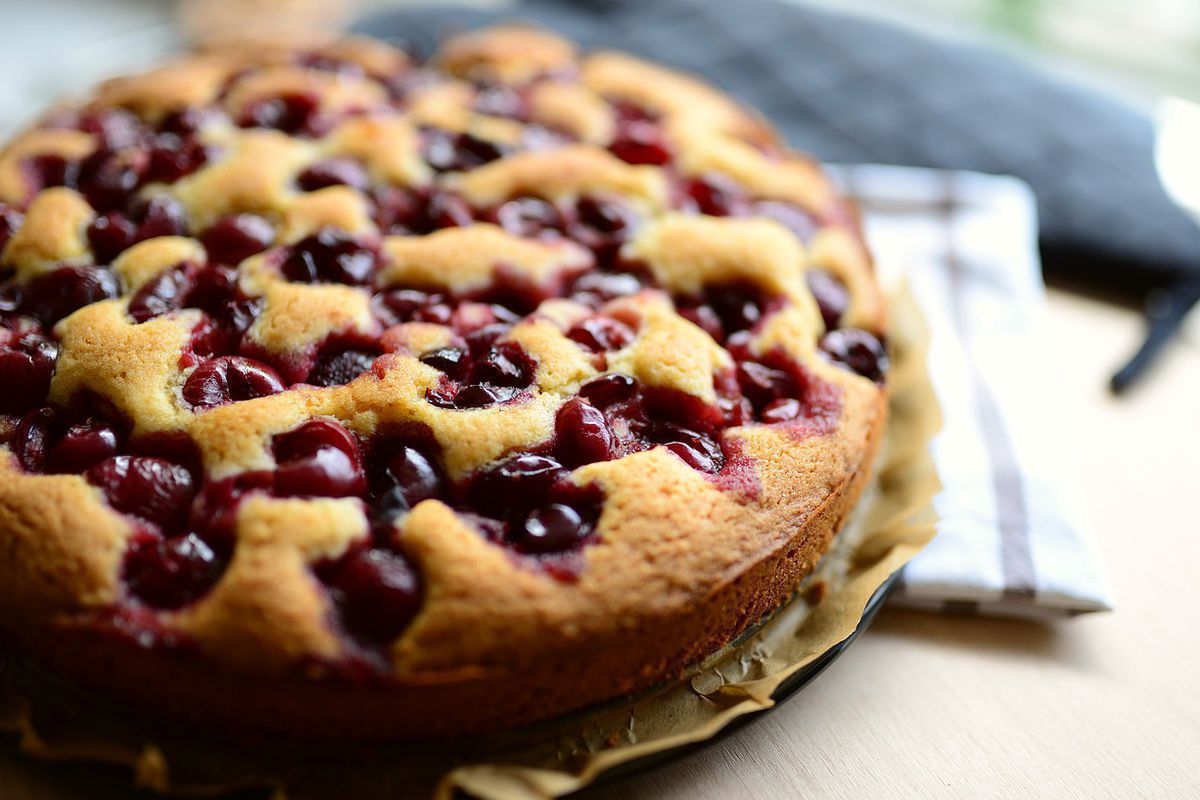 Рецепт смачного пирога на кефірі з додаванням вишень. Зробити смачний вишневий пиріг дуже легко.