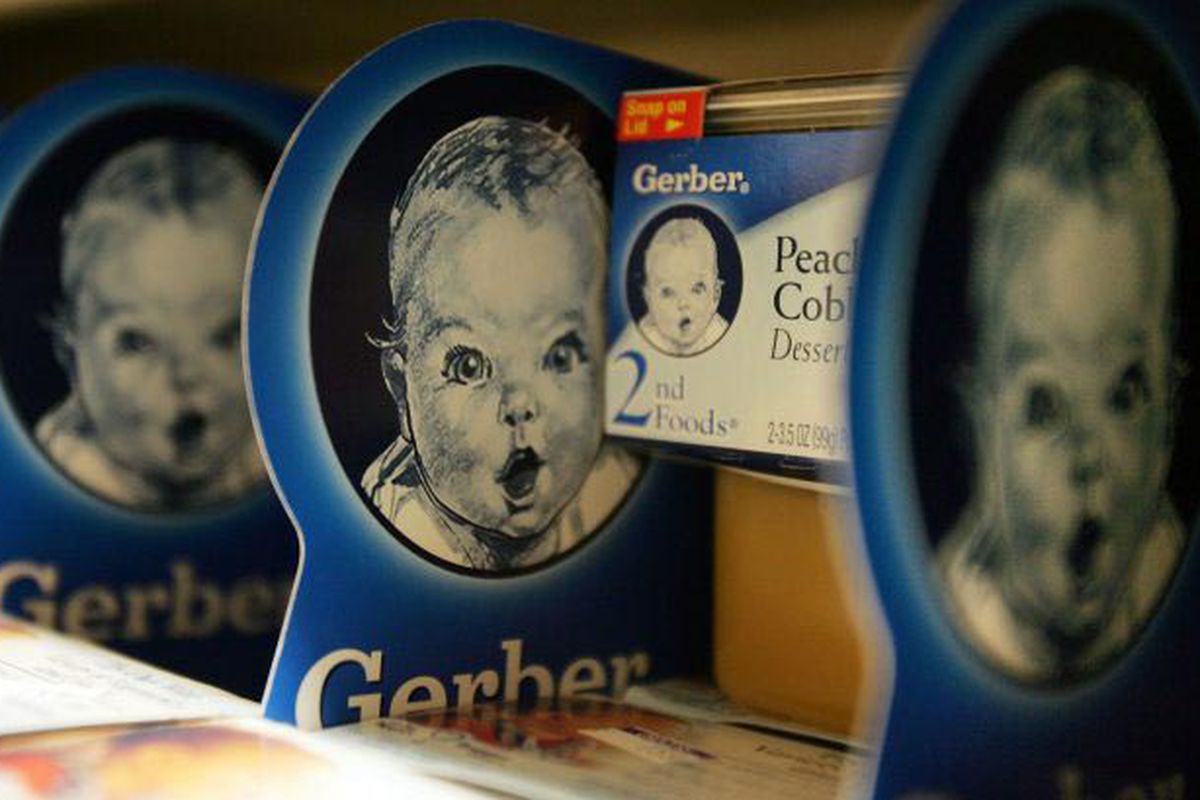 Як сьогодні виглядає малюк, який зображений на продукції Gerber. Жінка, чиє зображення стало офіційним символом торгової марки дитячого харчування Gerber, сьогодні — вже старенька.