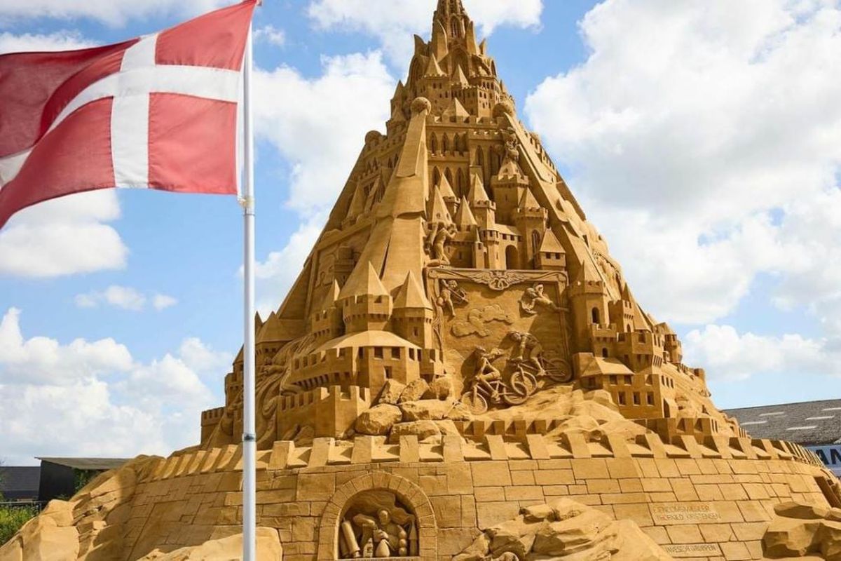 У Данії 30 скульпторів побудували найвищий замок у світі з 5000 тон піску. Висота споруди — 21,16 м, що на 3,5 м перевищує колишній рекорд, встановлений у 2019 році в Німеччині.