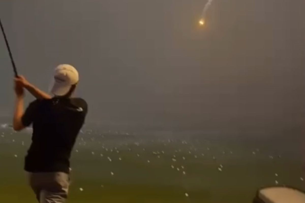 В м'яч юного гольфіста вразила блискавка — це дивовижний момент. Ці кілька дійсно лякаючих секунд вдалося його подрузі.