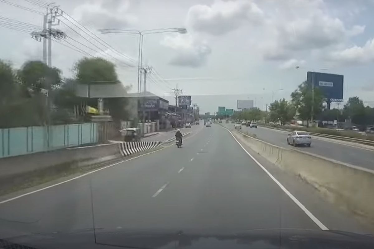 Мотоцикліст потрапив в безглузде ДТП і це попало на відео. Потрапити в таке ДТП можна тільки задумавшись.