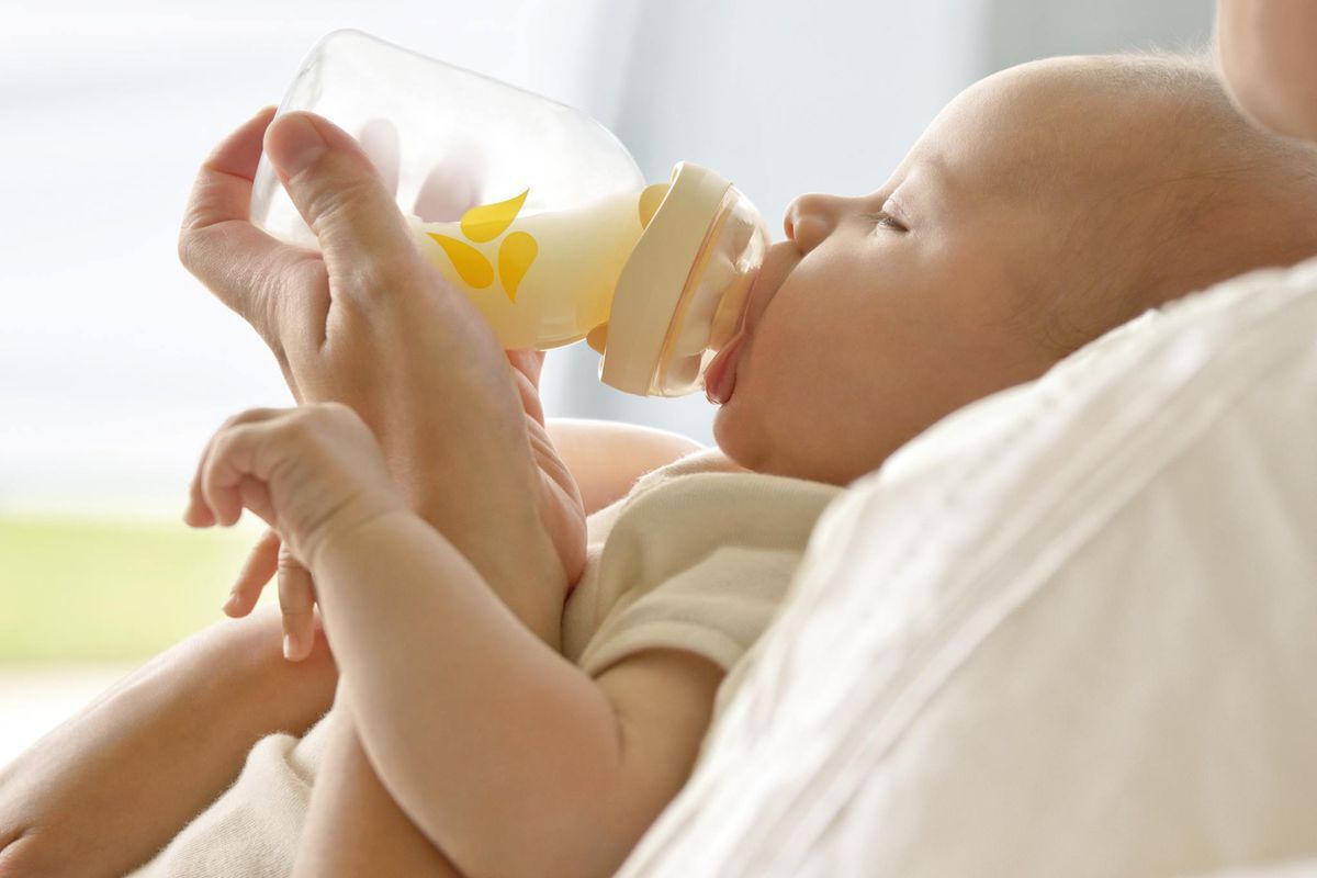 У США вперше отримали грудне молоко з вирощених в лабораторії клітин. Продукт володіє додатковими речовинами, яких немає в натуральному молоці.