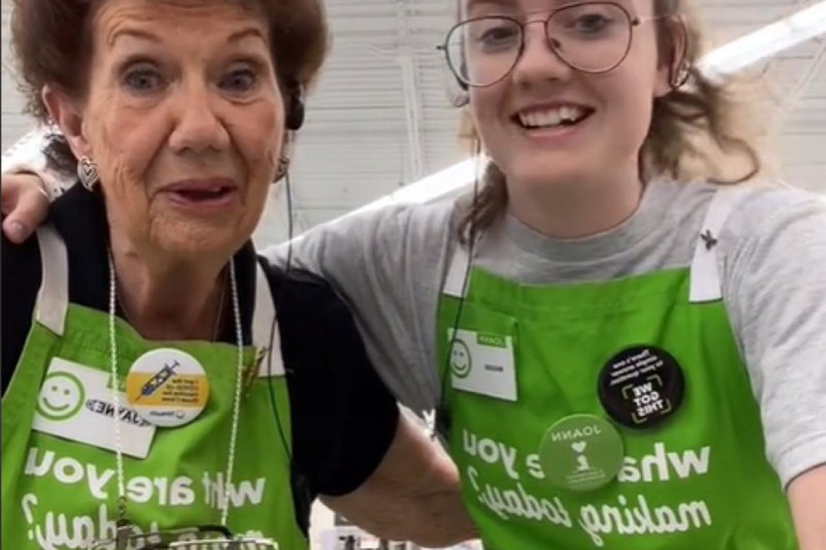 Блогерка показала свою колегу-стареньку з супермаркету на відео, а глядачі не вірять, що їй 98 років. Бабуся виглядає молодше і стоїть повну зміну за прилавком.