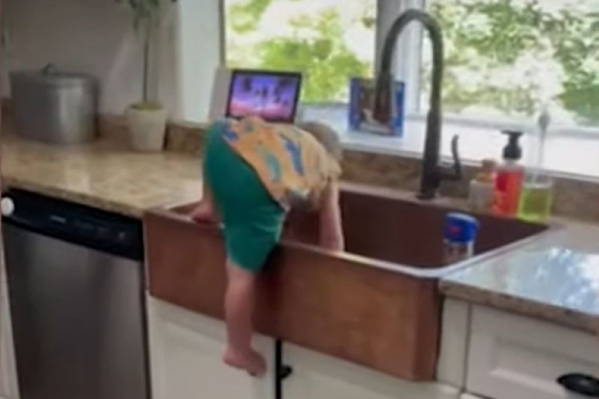 Мама зняла на відео здібності 2-річного малюка "підкорювати" перші висоти. Ролик про хлопчика, який спритно забирається в кухонну раковину.