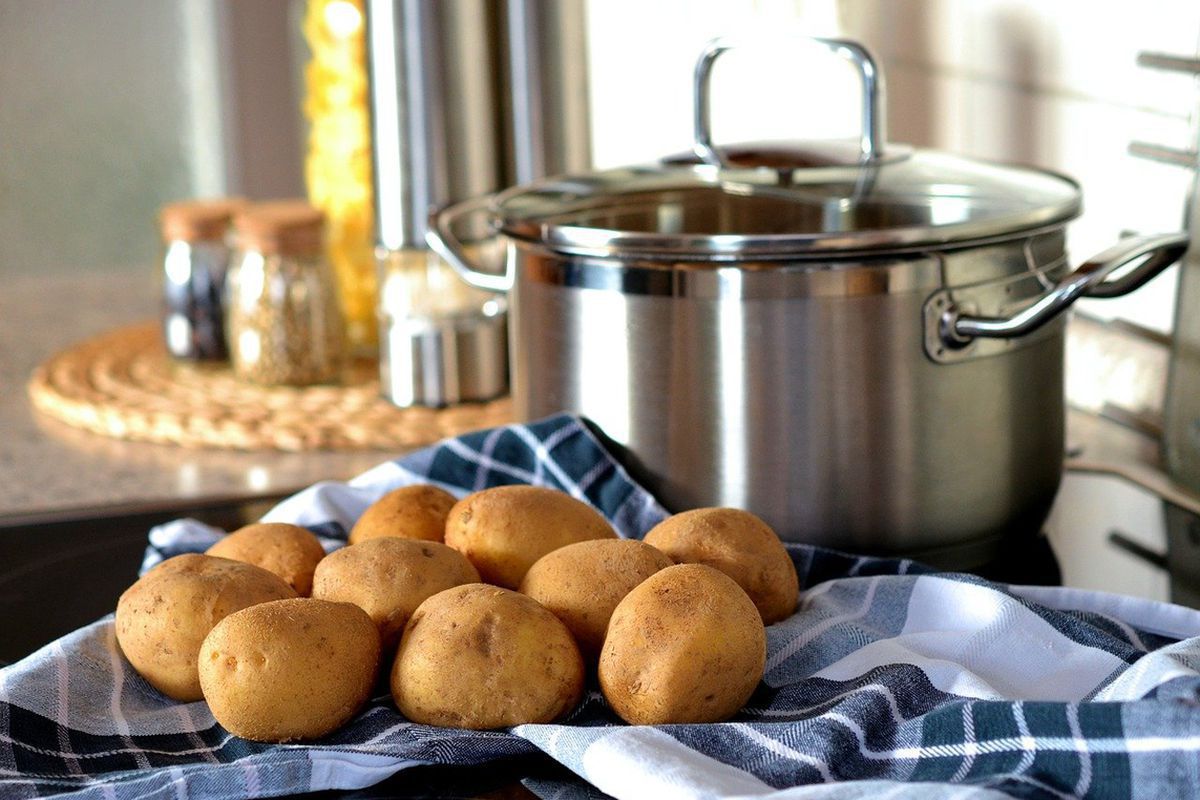Чому для варіння картоплю треба кидати у воду, що кипить, і чим цей овоч корисний для здоров'я. Такий спосіб приготування зберігає у картоплі корисні речовини.