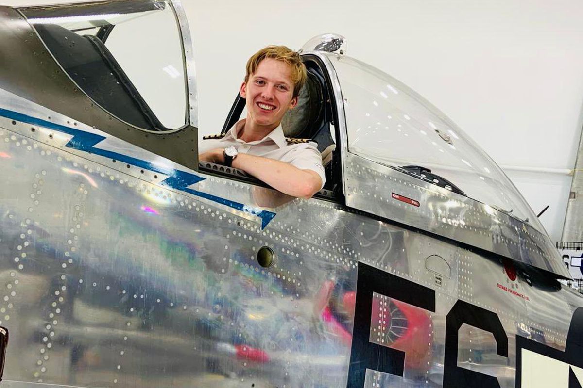 Житель Великобританії наодинці здійснив кругосвітній політ і увійшов до Книги рекордів Гіннеса. 18-річний хлопець облетів планету за 44 дні.