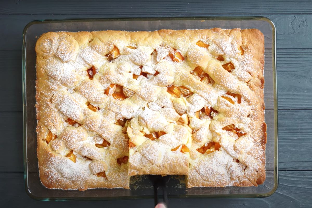 Смачний літній пиріг з абрикосами. Абрикоси — справжня родзинка літнього пирога.