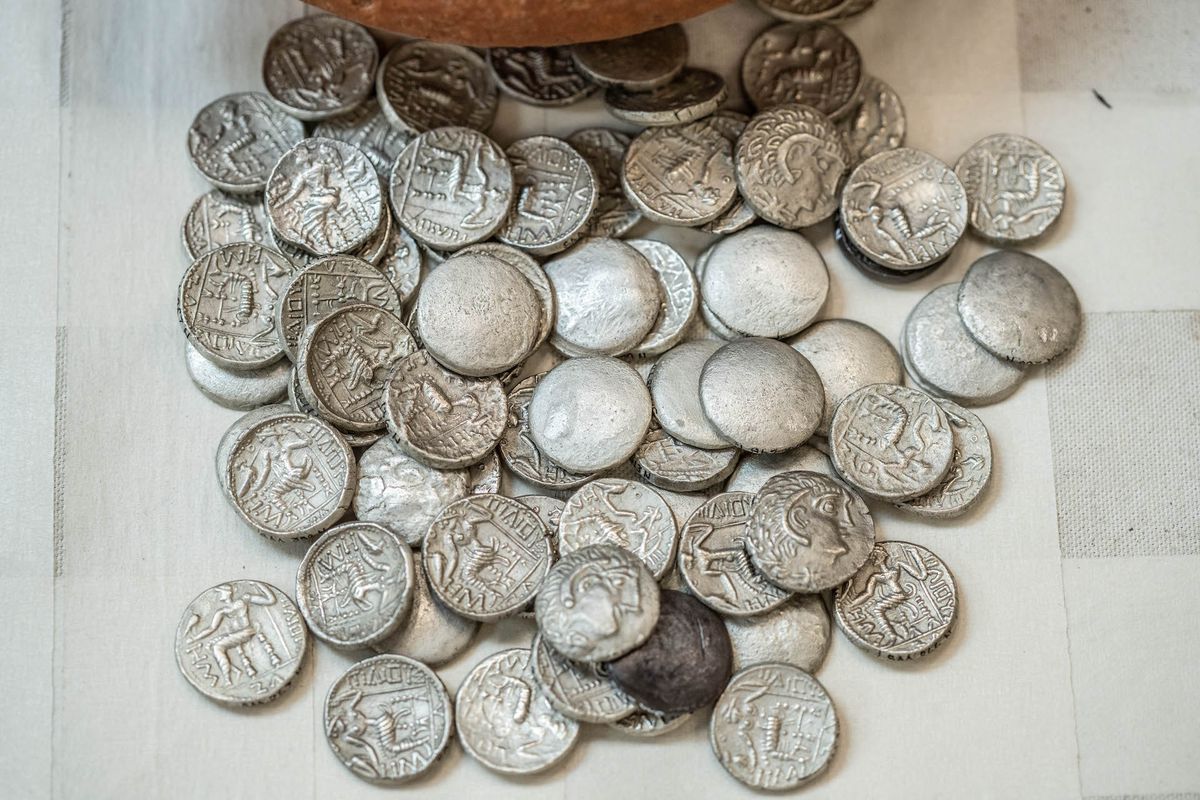 В ОАЕ археологи знайшли більше 400 срібних монет віком 2300 років. На деяких монетах можна побачити зображення полководця Олександра Македонського і грецького бога Зевса.