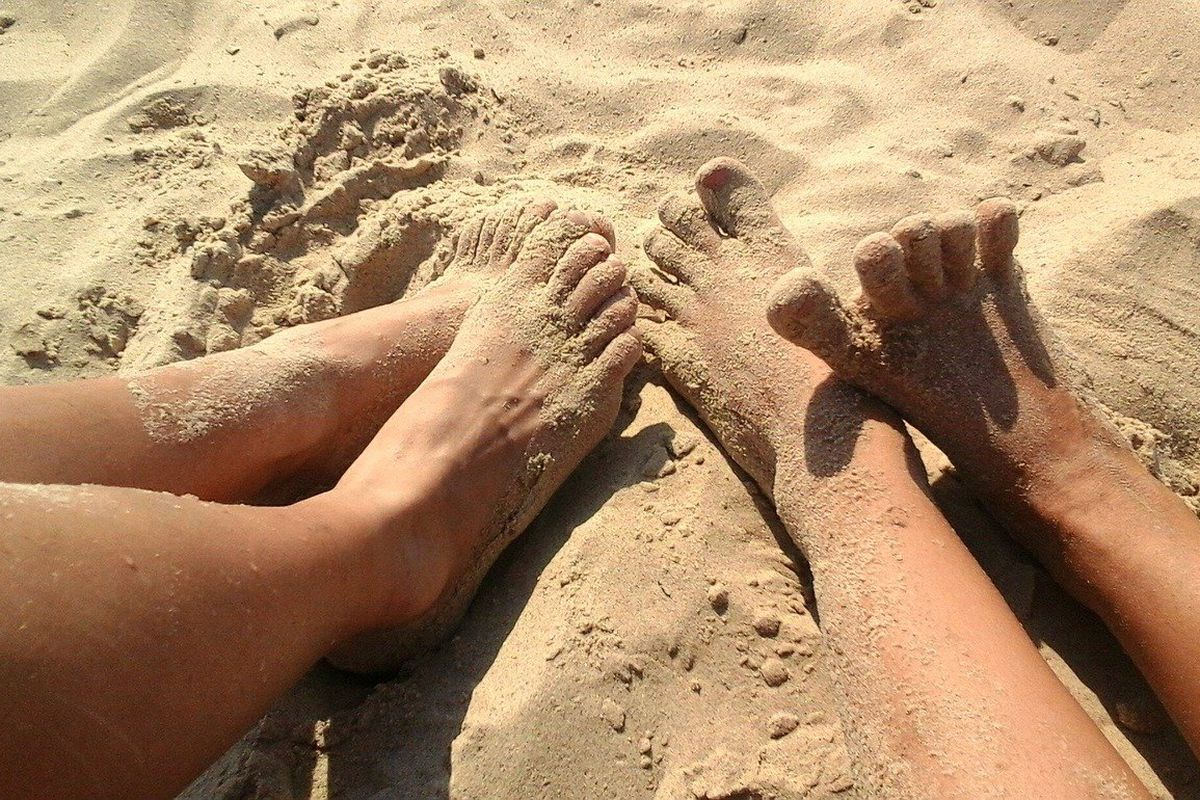 Прості способи, які можуть допомогти добитися красивої і рівномірної засмаги на ногах. Що варто зробити, щоб ноги швидше засмагли на сонці.
