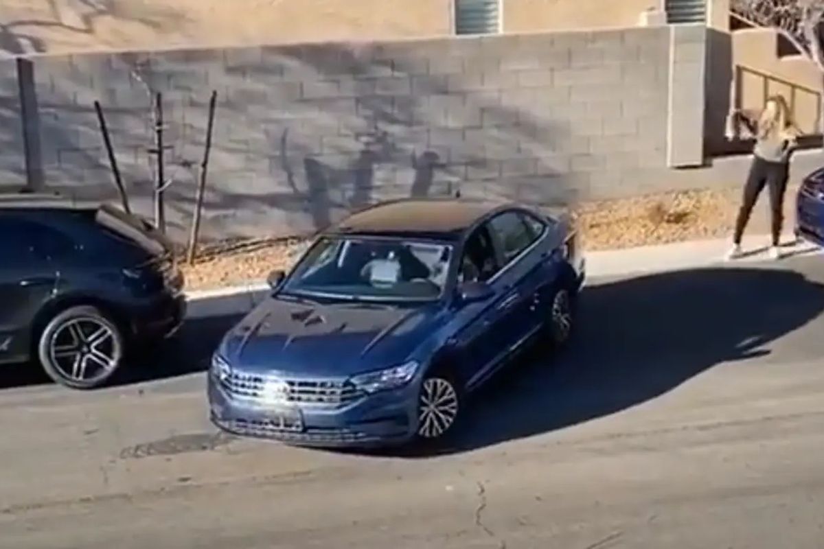 Жінка допомогла незнайомці припаркуватися, а потім стало те, про що ніхто навіть подумати не міг. Вийшло кумедне відео про дам за кермом.