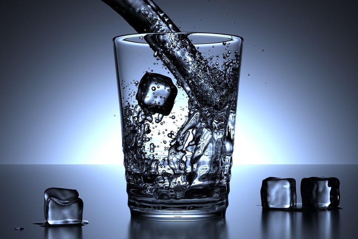 Вчені розповіли, чому вживання крижаної води є шкідливим для здоров'я людей. Крижана вода негативно впливає на здоров'я людей.