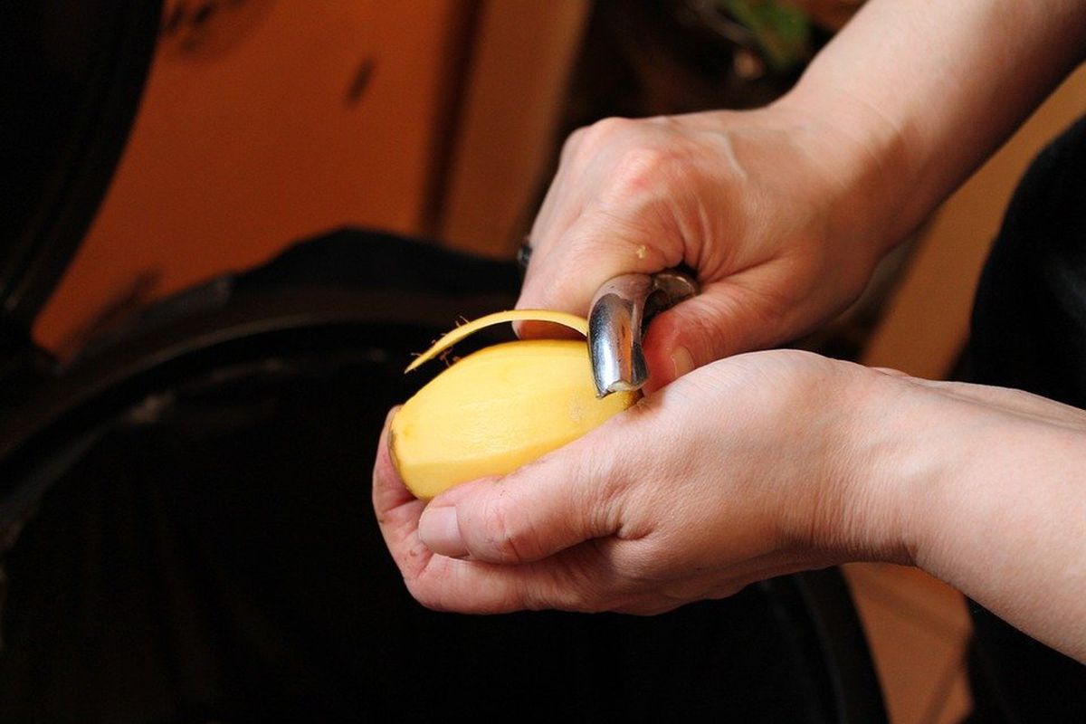 Чим, крім ножа, можна почистити багато картоплі. Незвичайні способи чищення картоплі.
