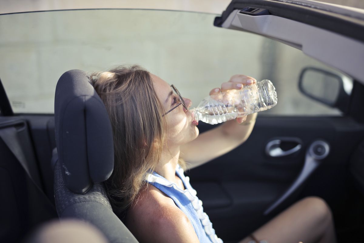 Як пережити спеку, якщо ви потрапили у затор на дорозі. Стоячи у заторі під час спеки, можна полегшити свій стан.