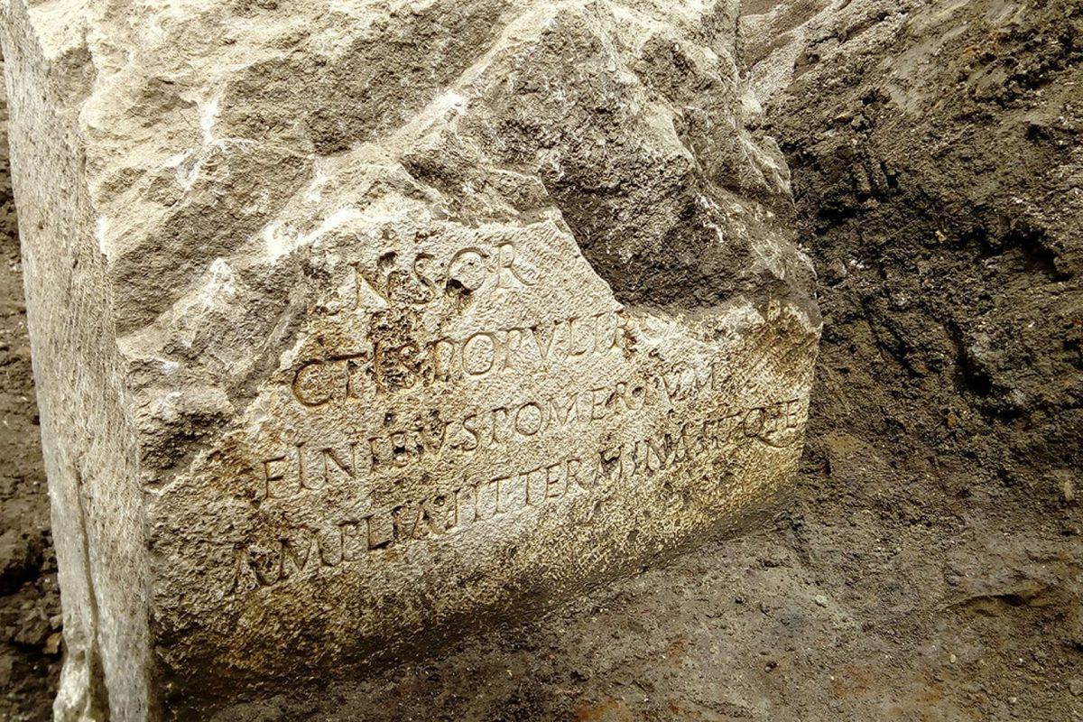 Археологи знайшли камінь, що позначав кордон міста Риму в епоху імператора Клавдія. Межовий знак, виготовлений з травертину, різновиду вапняку, був знайдений в ході ремонту каналізації.
