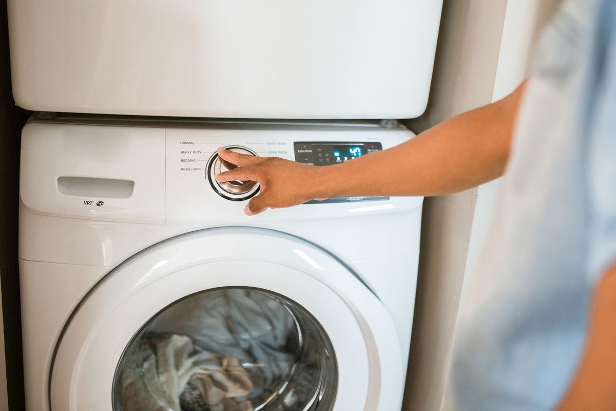 Дурна помилка перед пранням, яка може привести до поломки пральної машини. Напевно, кожен хоч раз робив це!
