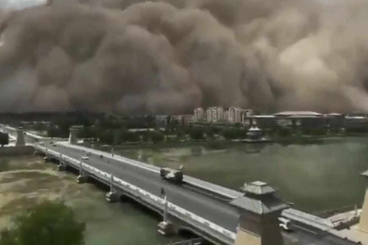 На Китай обрушилася піщана буря і це відео схоже на кадри з фільму катастрофи. Сила природи.