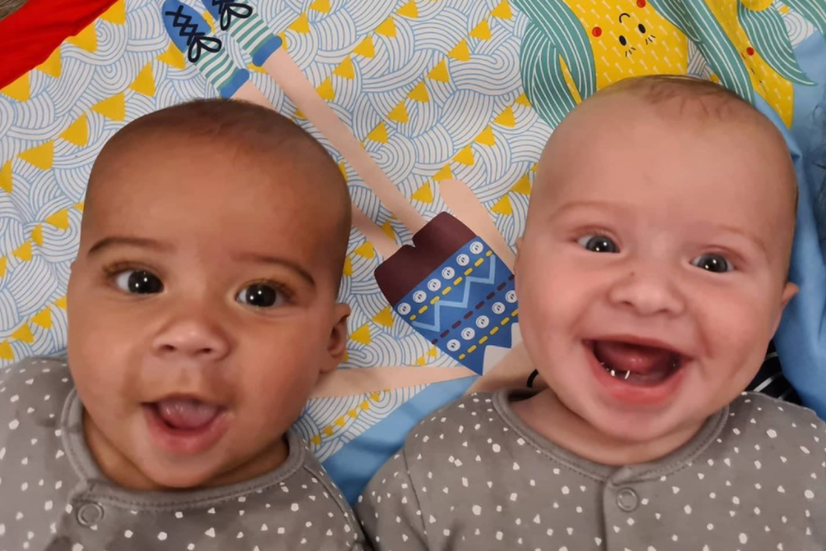 Британка народила хлопчиків-близнюків, але люди не вірять, що вони рідні. Малюки мають різний колір волосся, очей і шкіри.